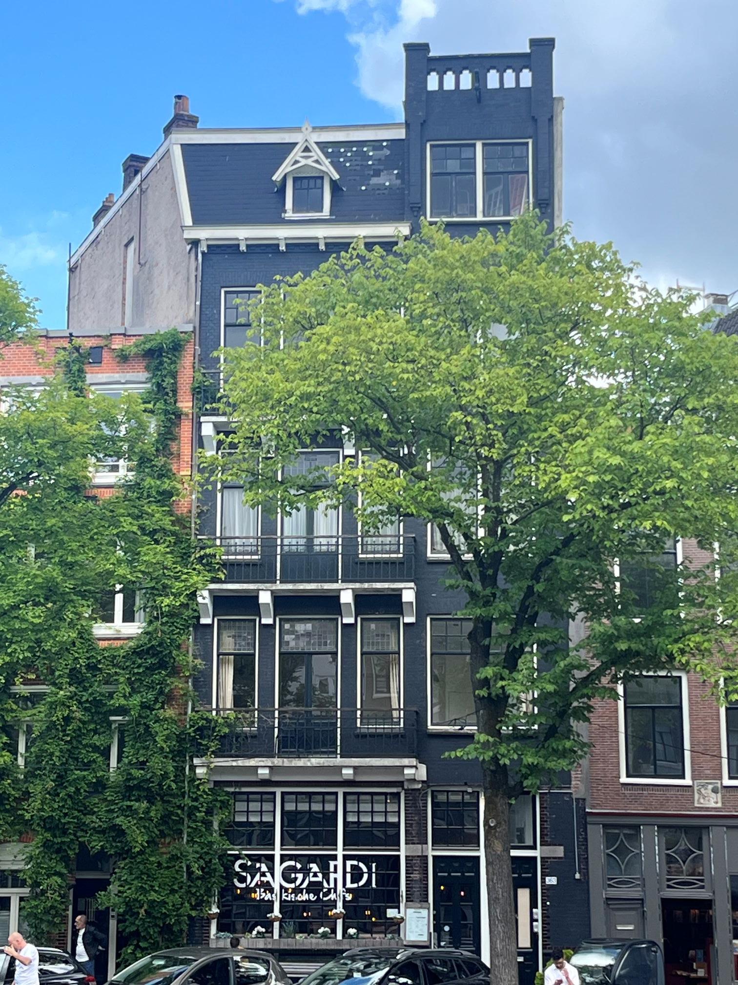 show all photos of Singel
