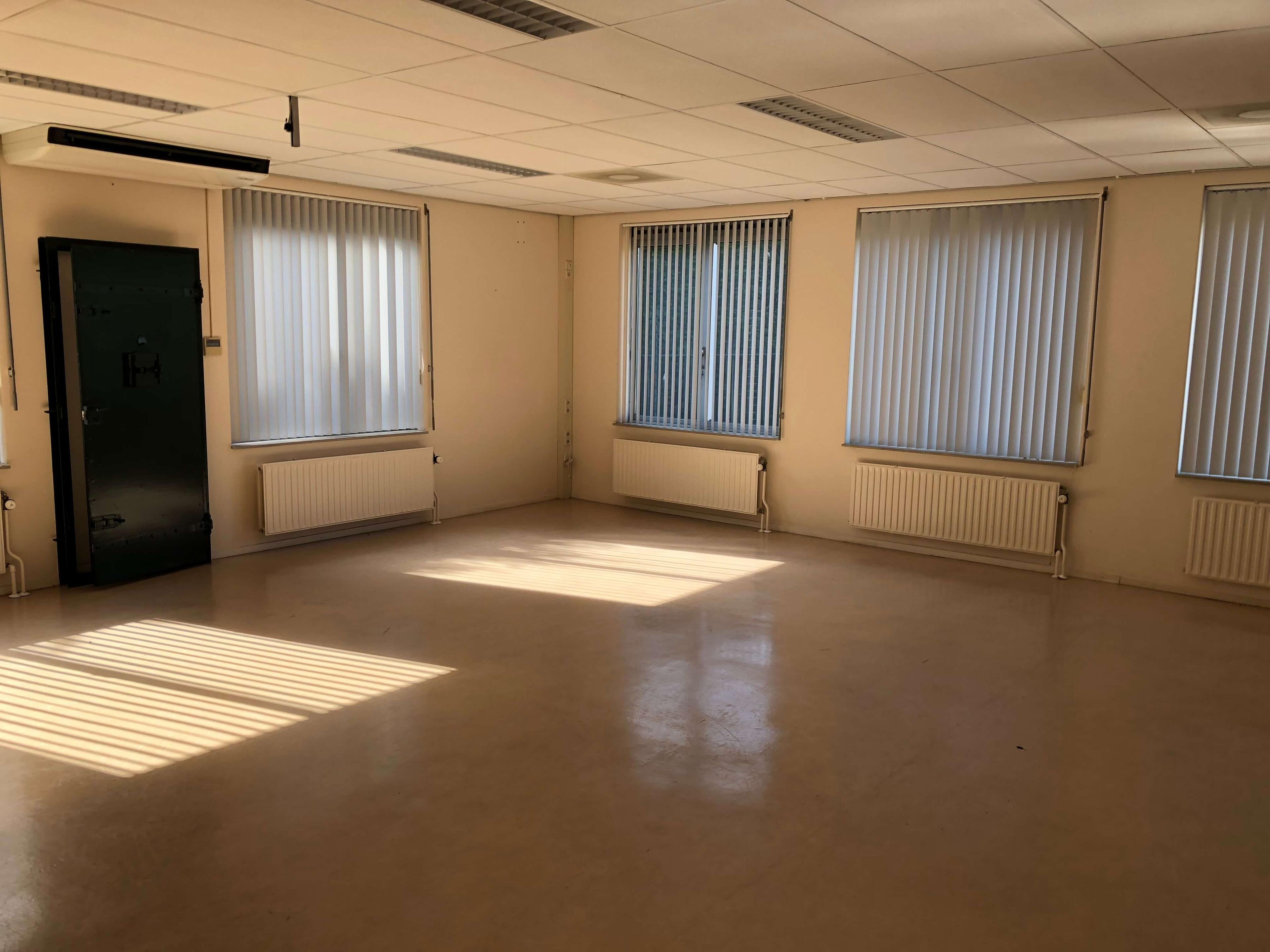 show all photos of Nieuw-Loosdrechtsedijk