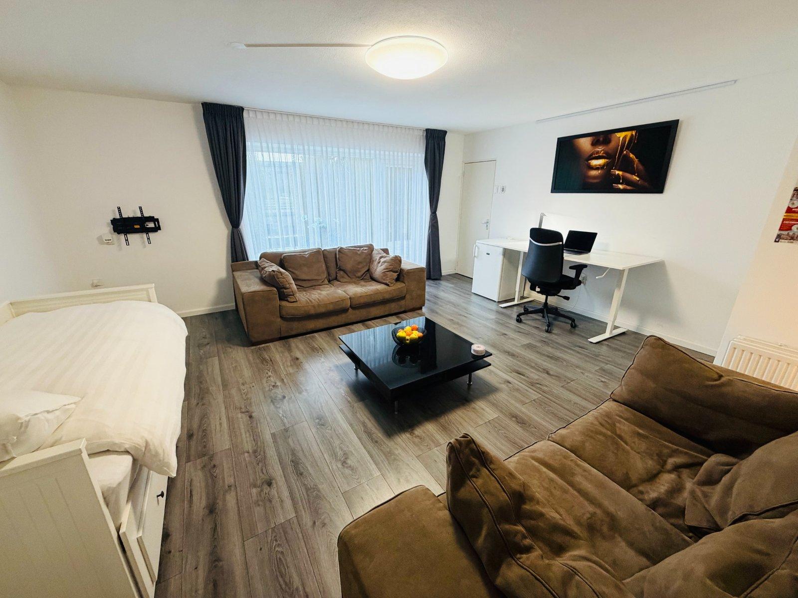 show all photos of Haarlemplein