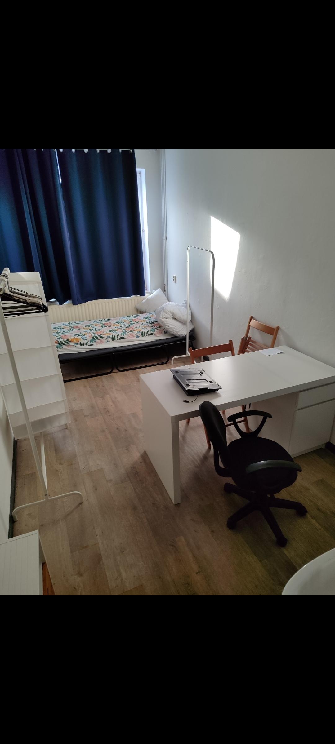 show all photos of Raadhuisstraat