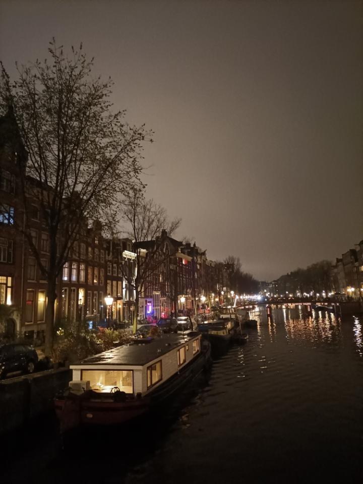 show all photos of Singel