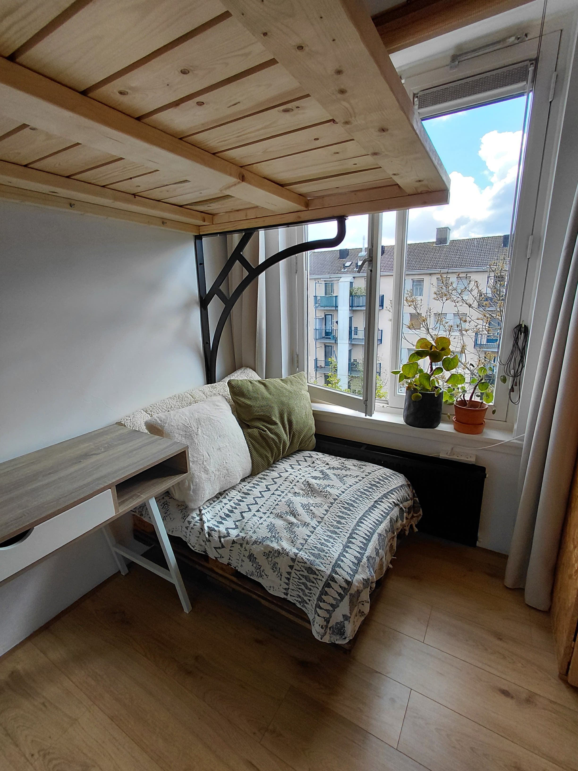 show all photos of Freek Oxstraat