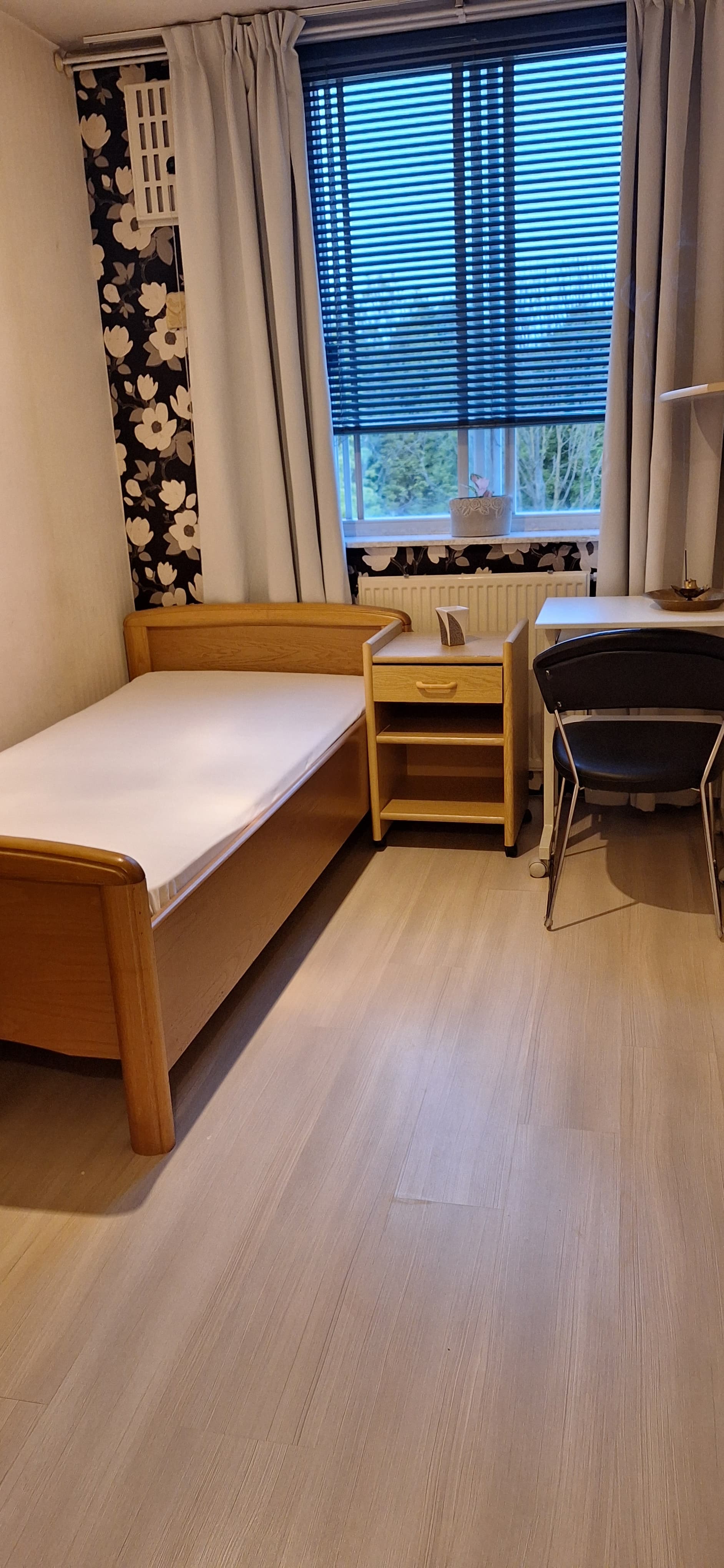 show all photos of Bernard Shawsingel