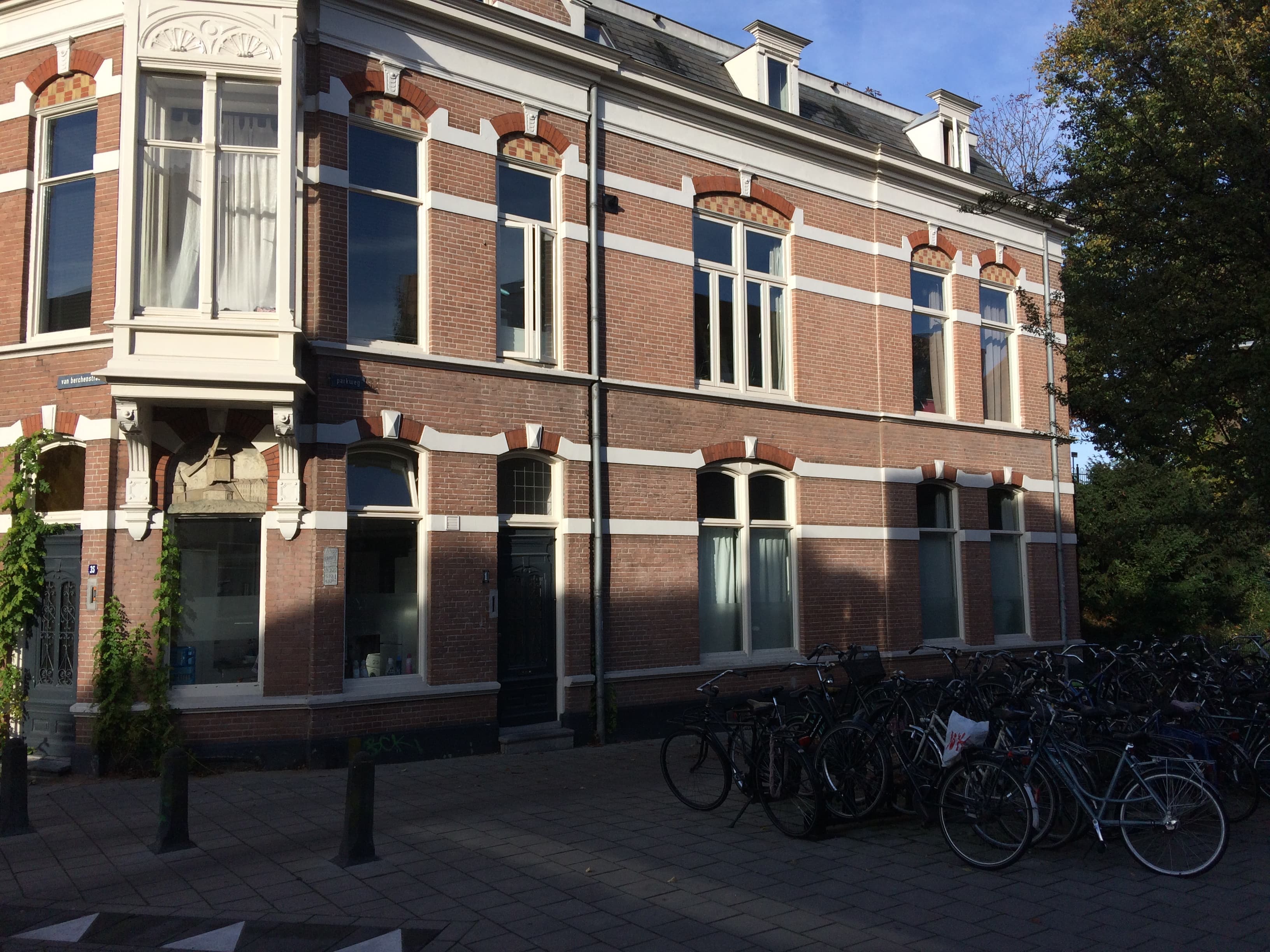 show all photos of Parkweg