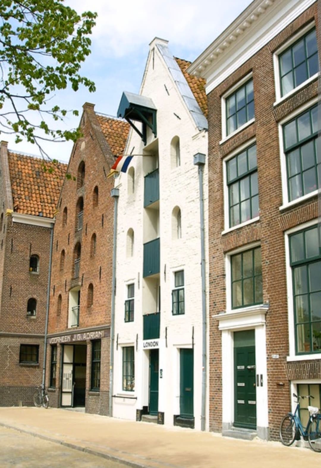 show all photos of Hoge der A