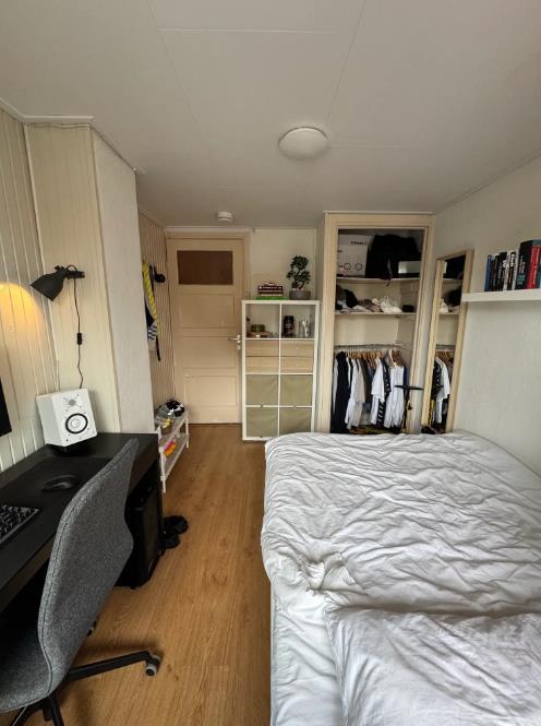 show all photos of Abraham Strickstraat