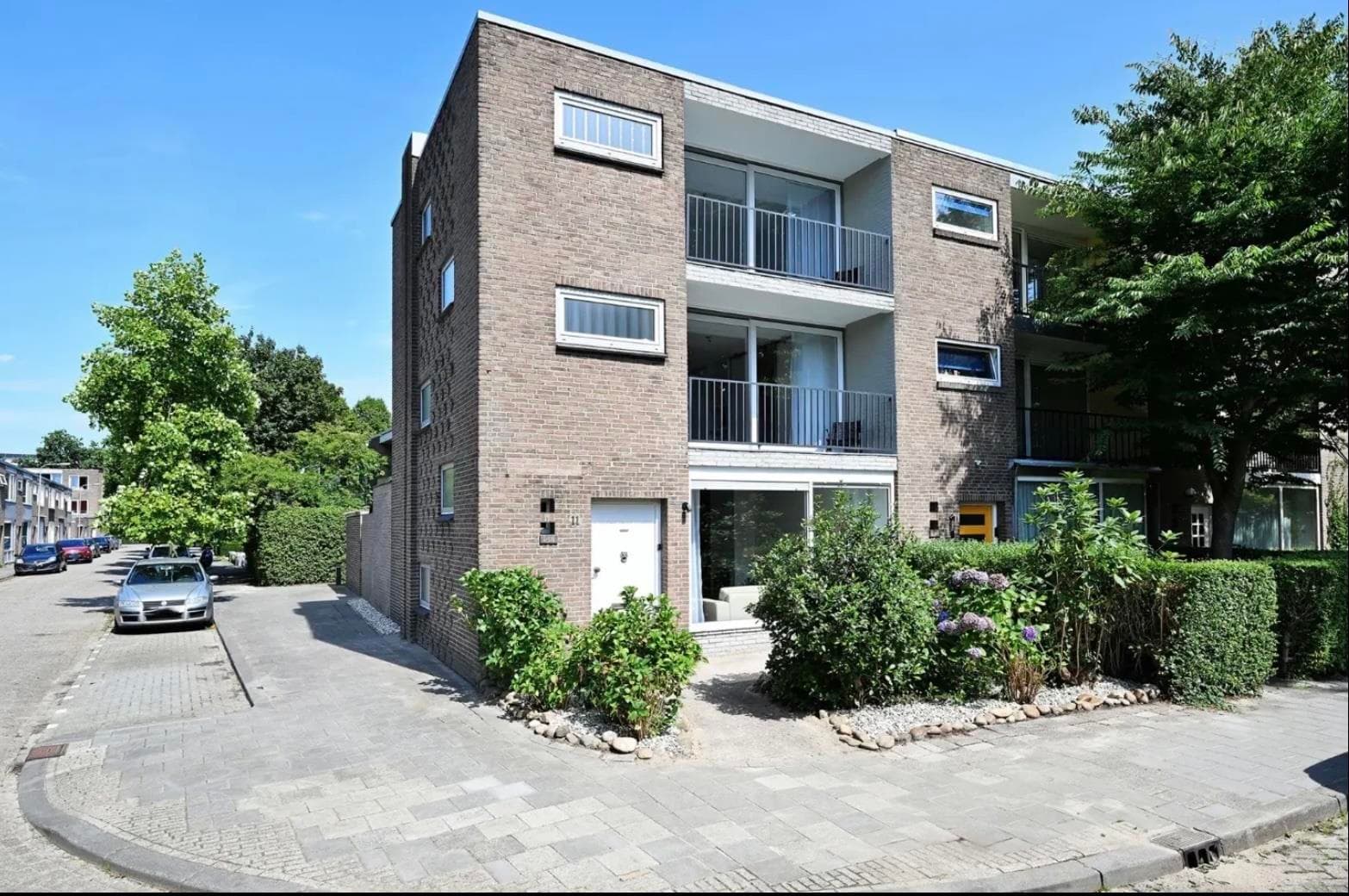 show all photos of Louis Regoutstraat