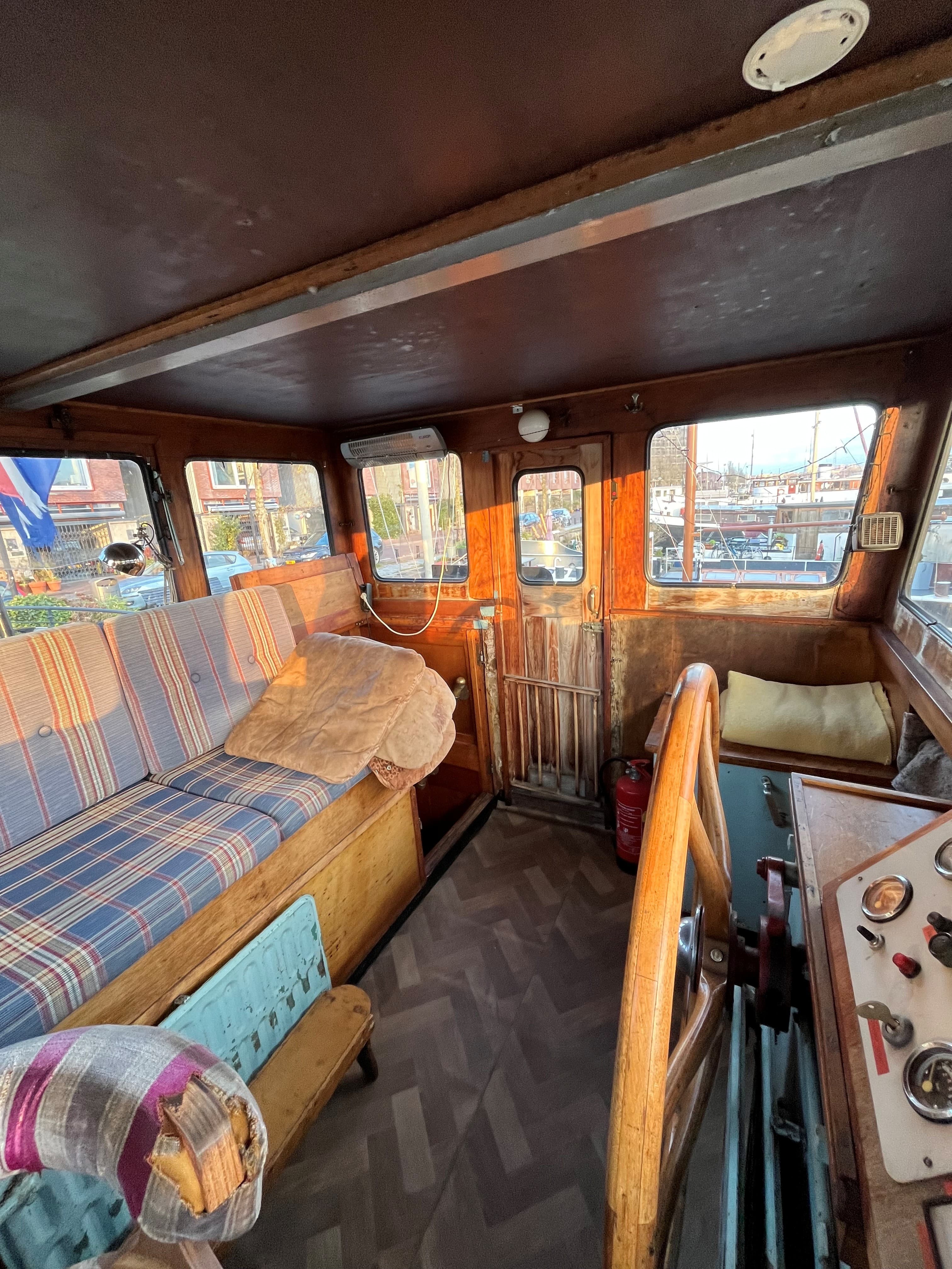 show all photos of Borneokade