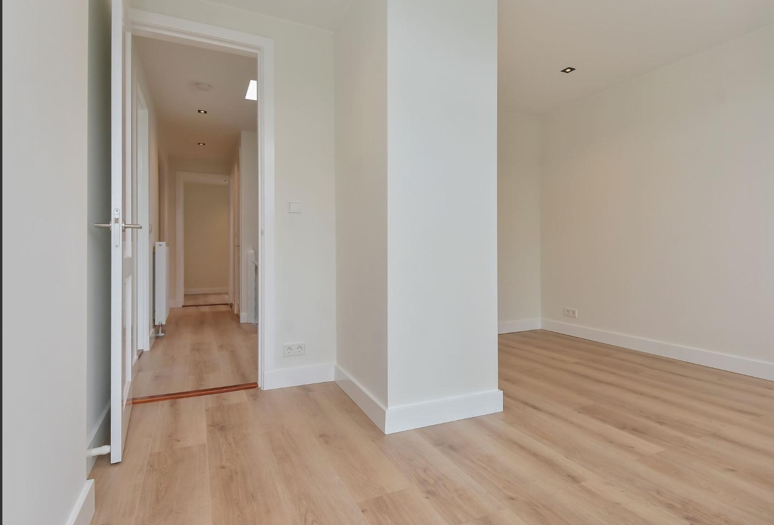 show all photos of Caan van Necklaan