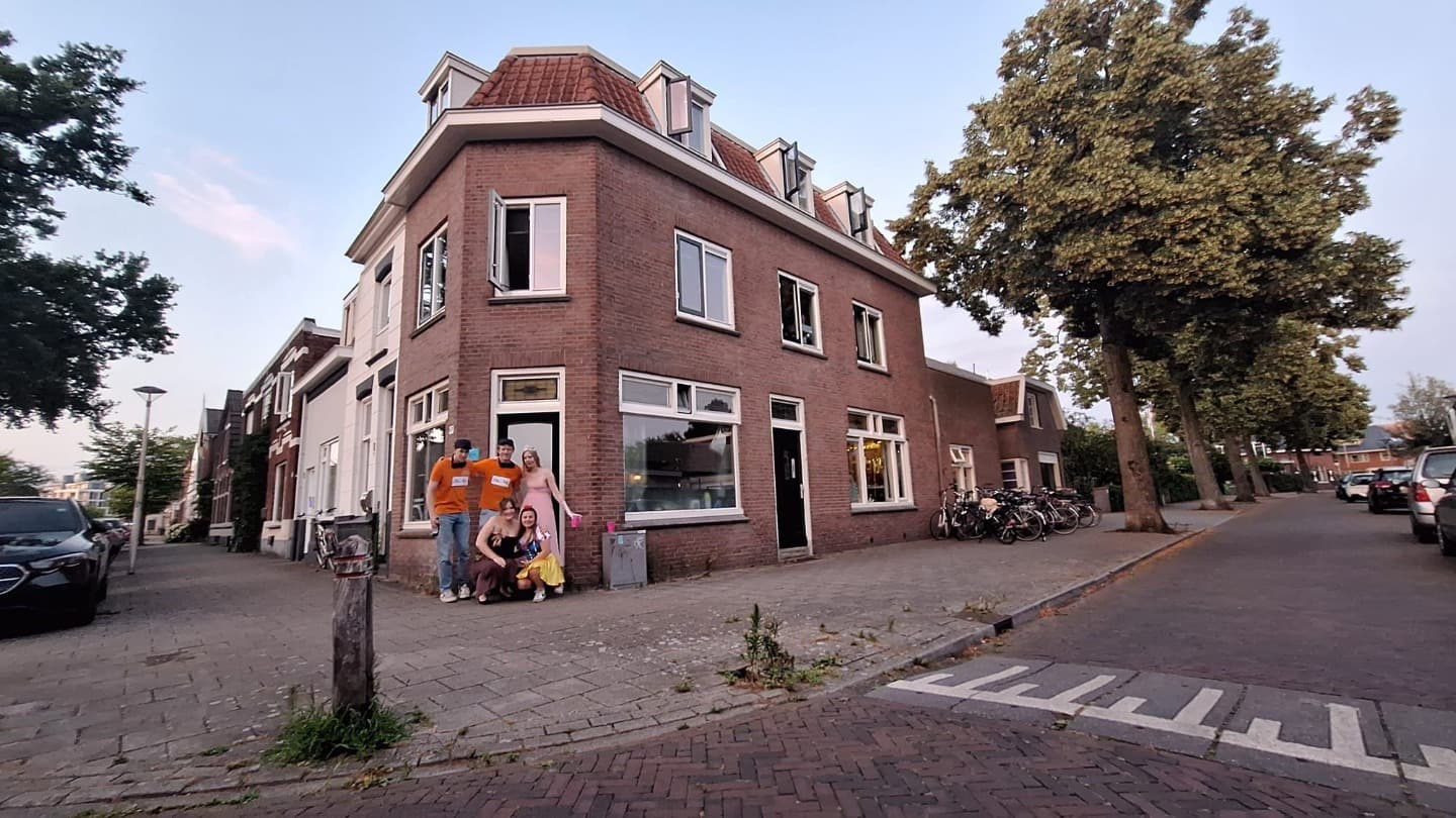 show all photos of Walhofstraat