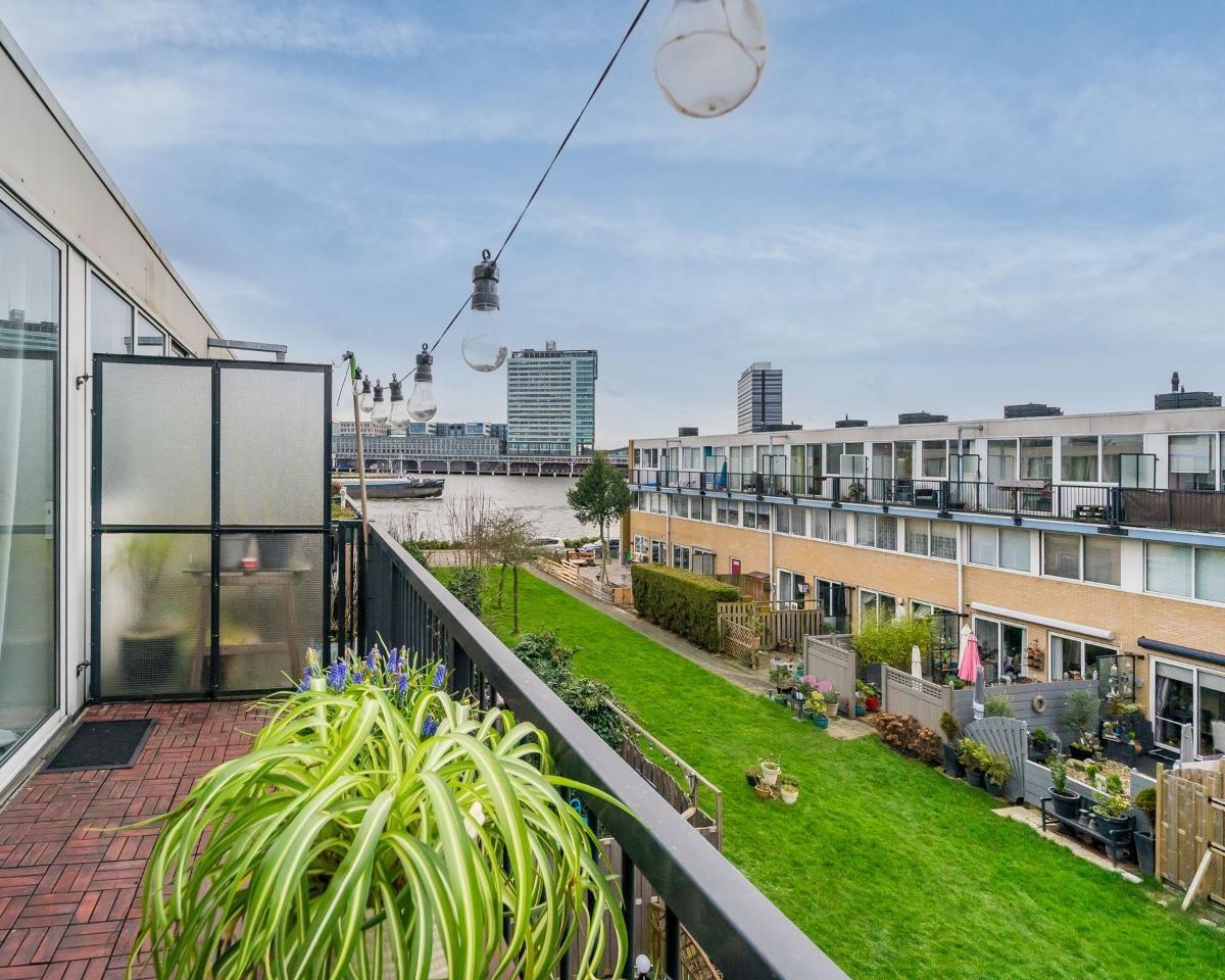 show all photos of Bankwerkerij