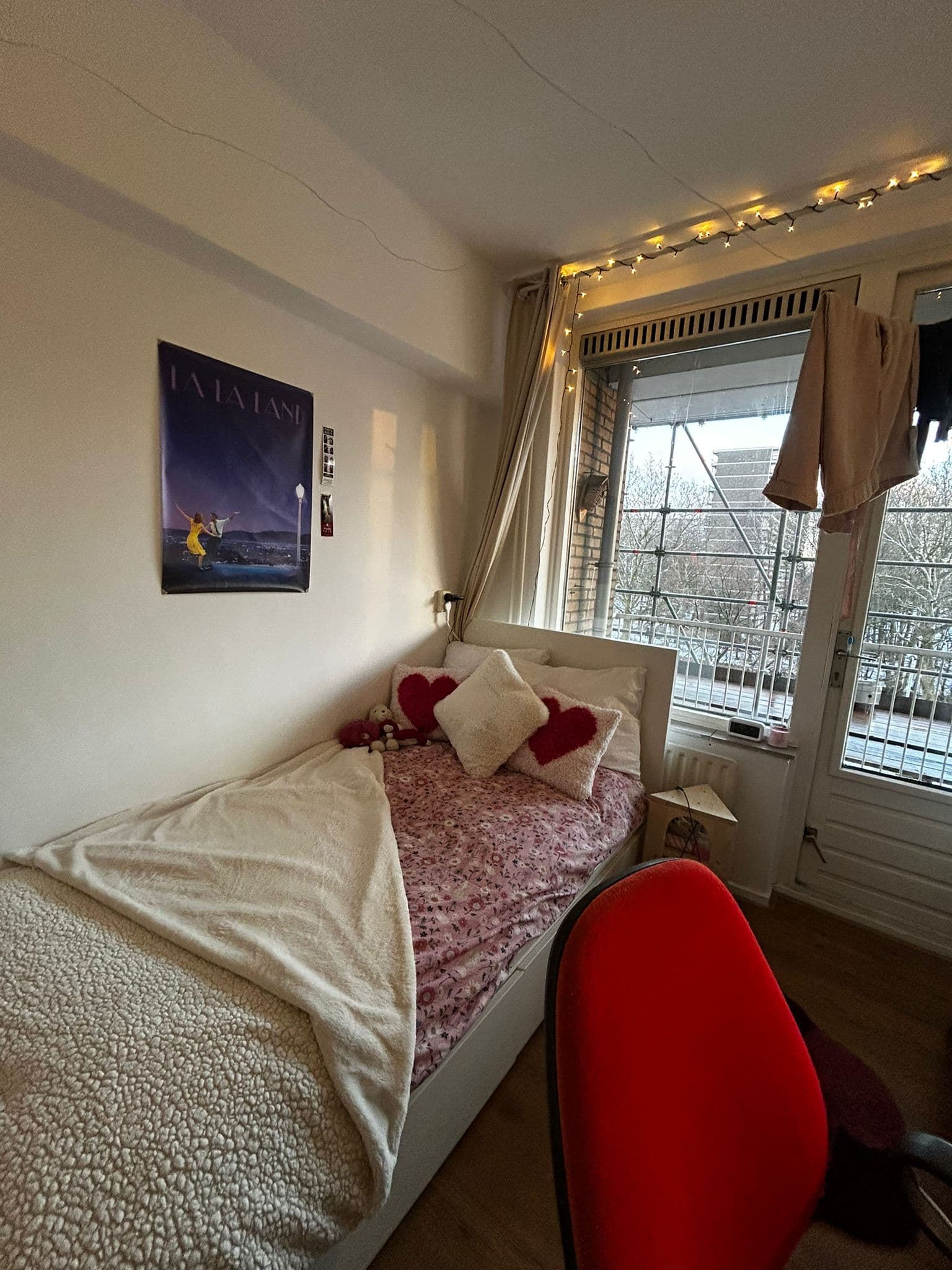 show all photos of Edmond Hellenraadstraat