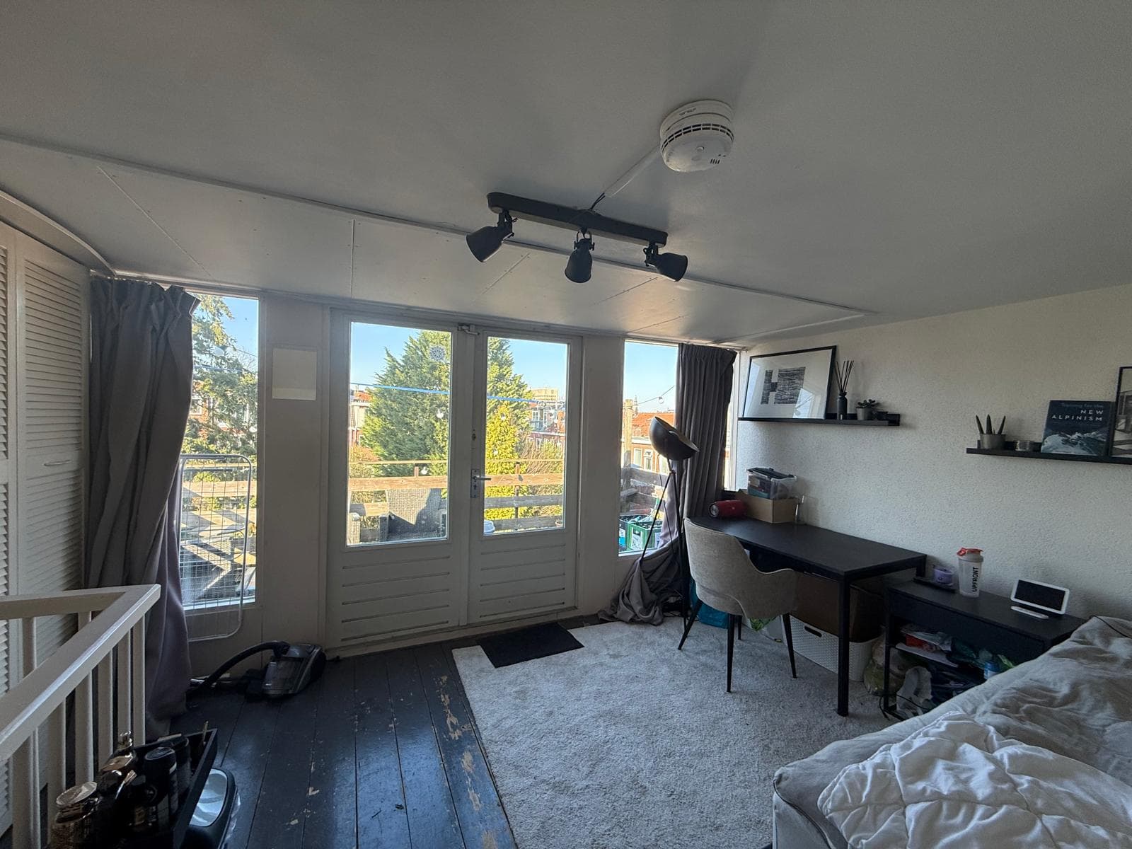 show all photos of Van der Waalsstraat