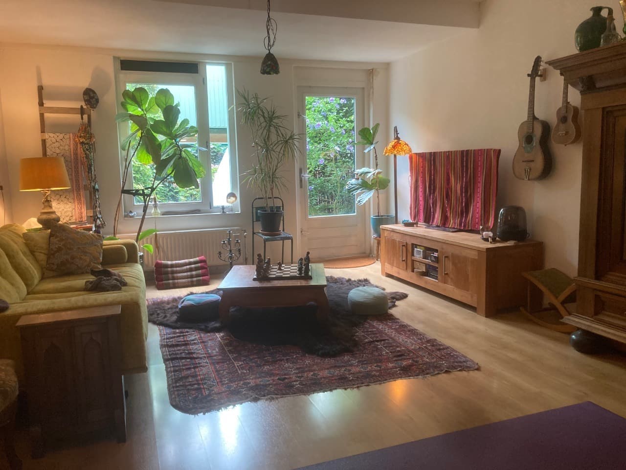show all photos of Borneolaan