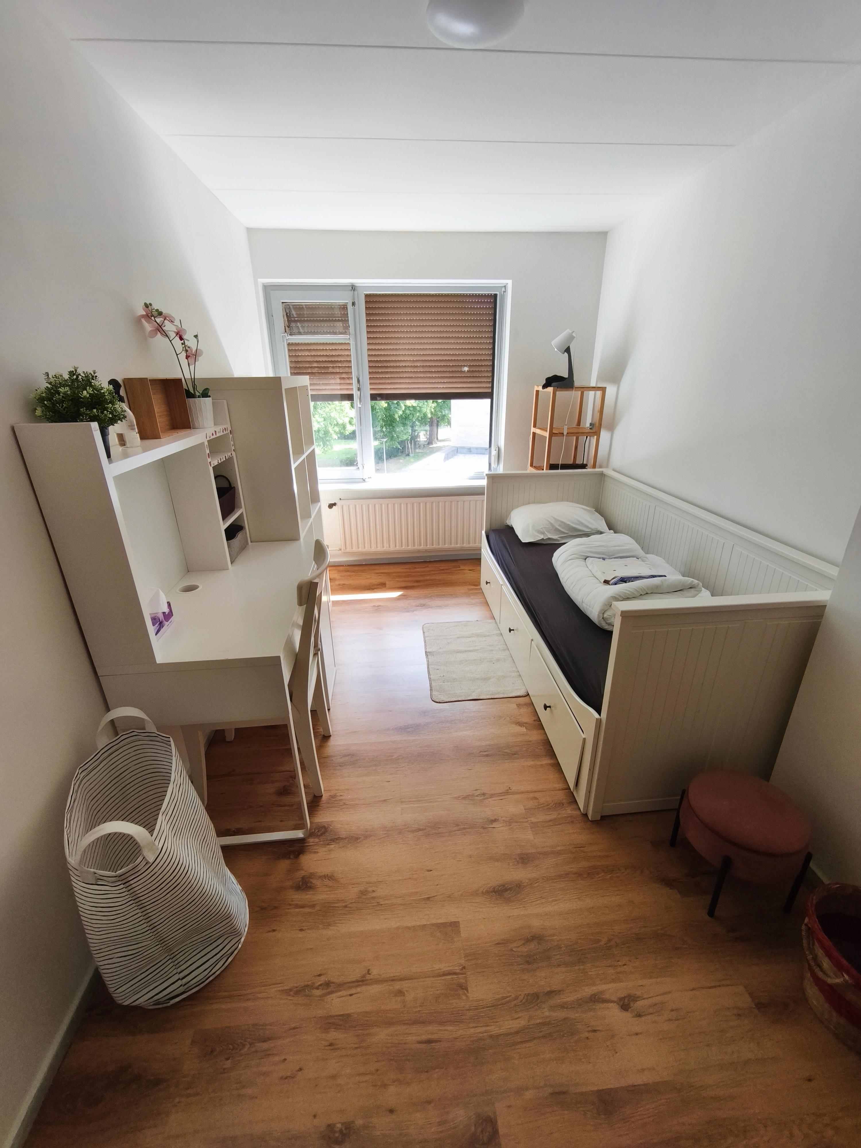 show all photos of Peter Huyssenslaan