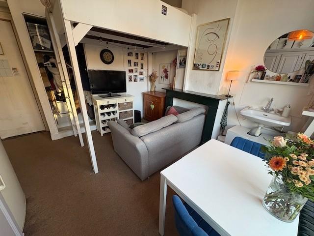 show all photos of Dommer van Poldersveldtweg