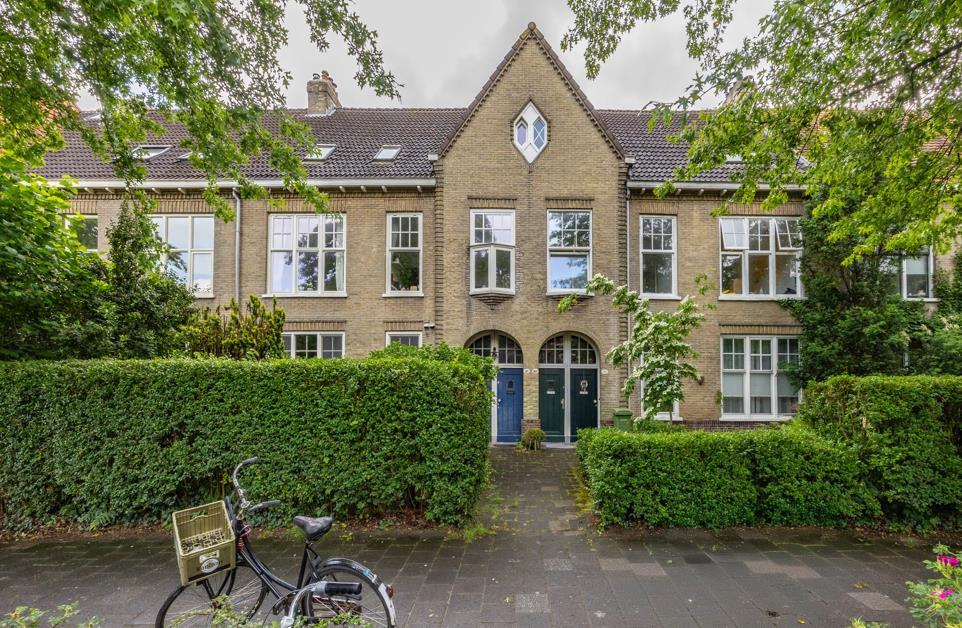 show all photos of Helper Brink