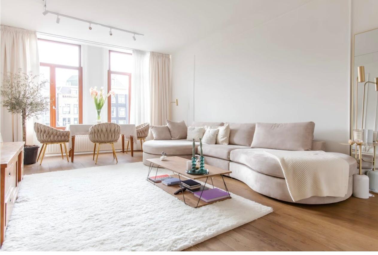 show all photos of Nieuwezijds Voorburgwal