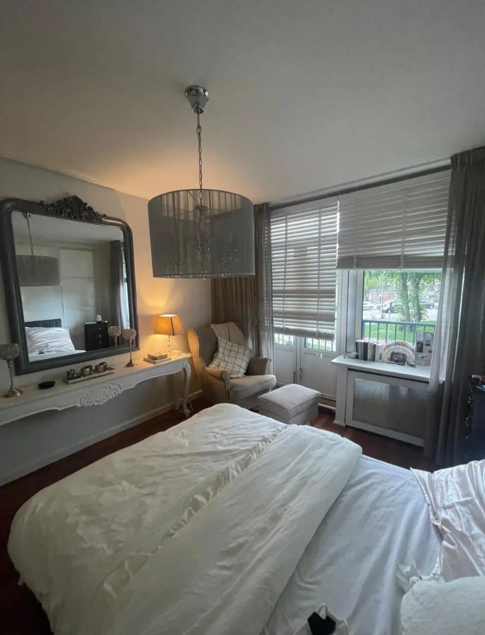 show all photos of Sara Burgerhartstraat