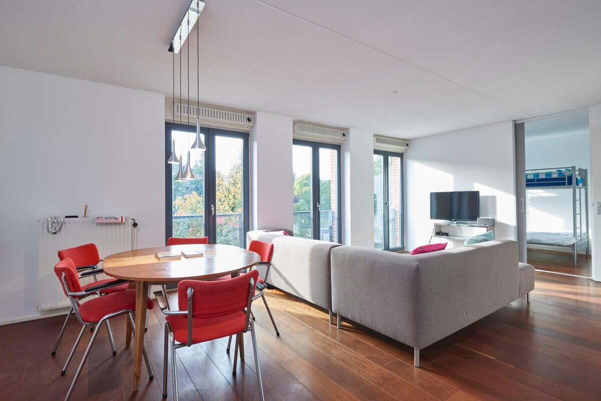 show all photos of Hugo de Grootkade