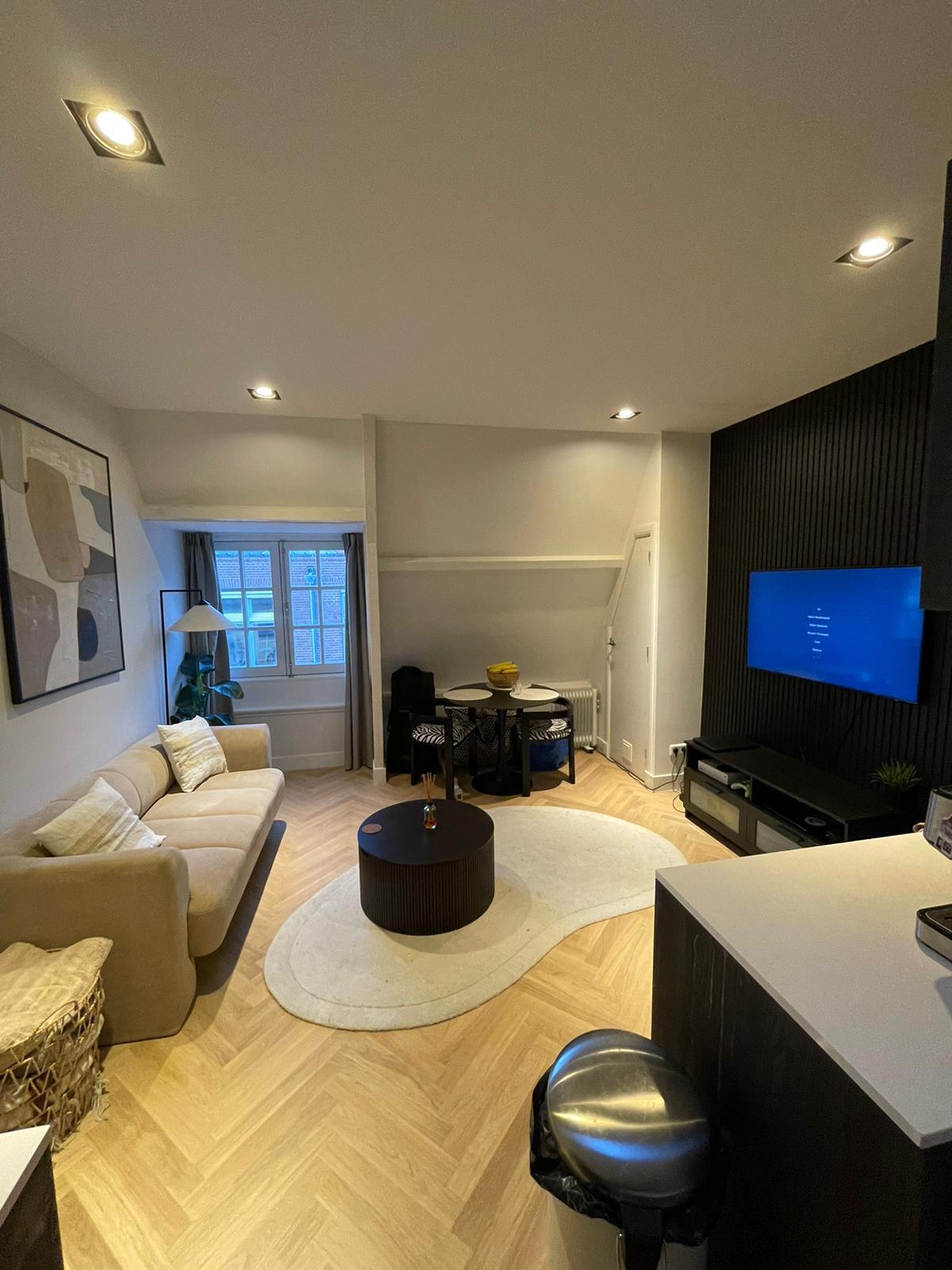 show all photos of Nieuwe Looiersstraat