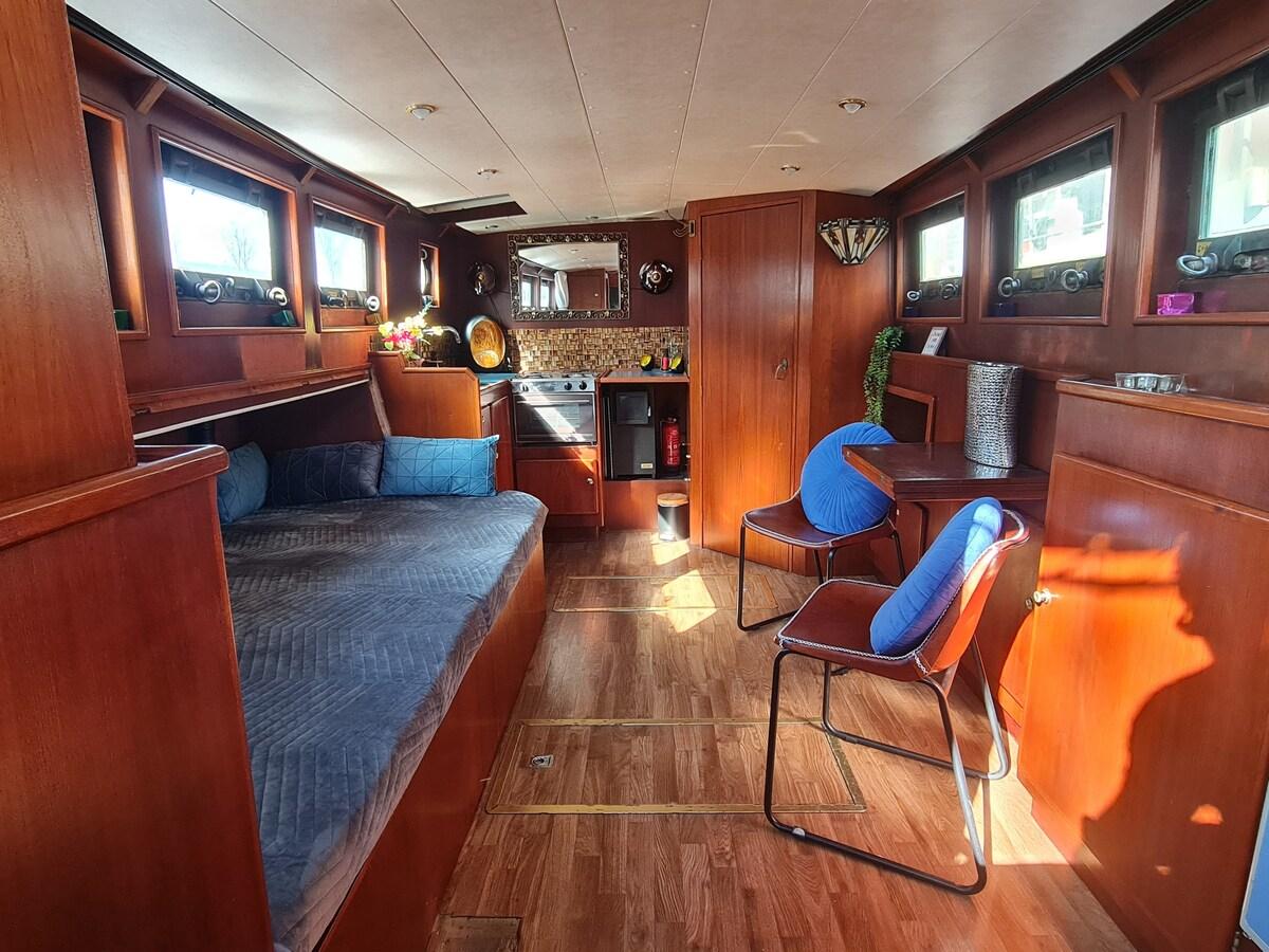 show all photos of J.B. Bakemakade