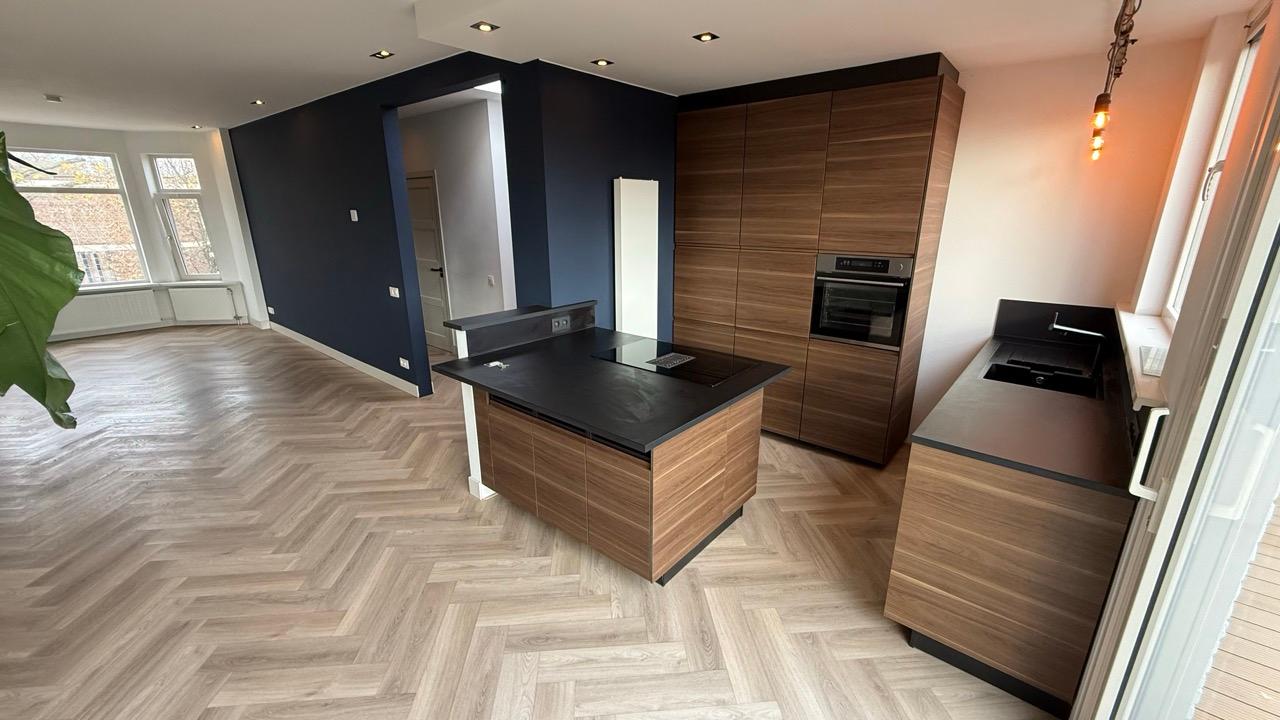 show all photos of Caan van Necklaan