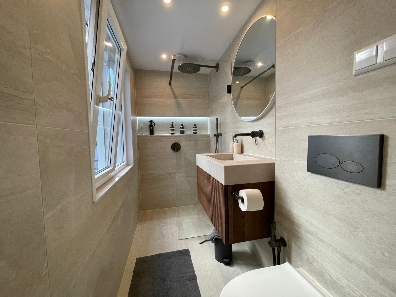 show all photos of Oudezijds Voorburgwal